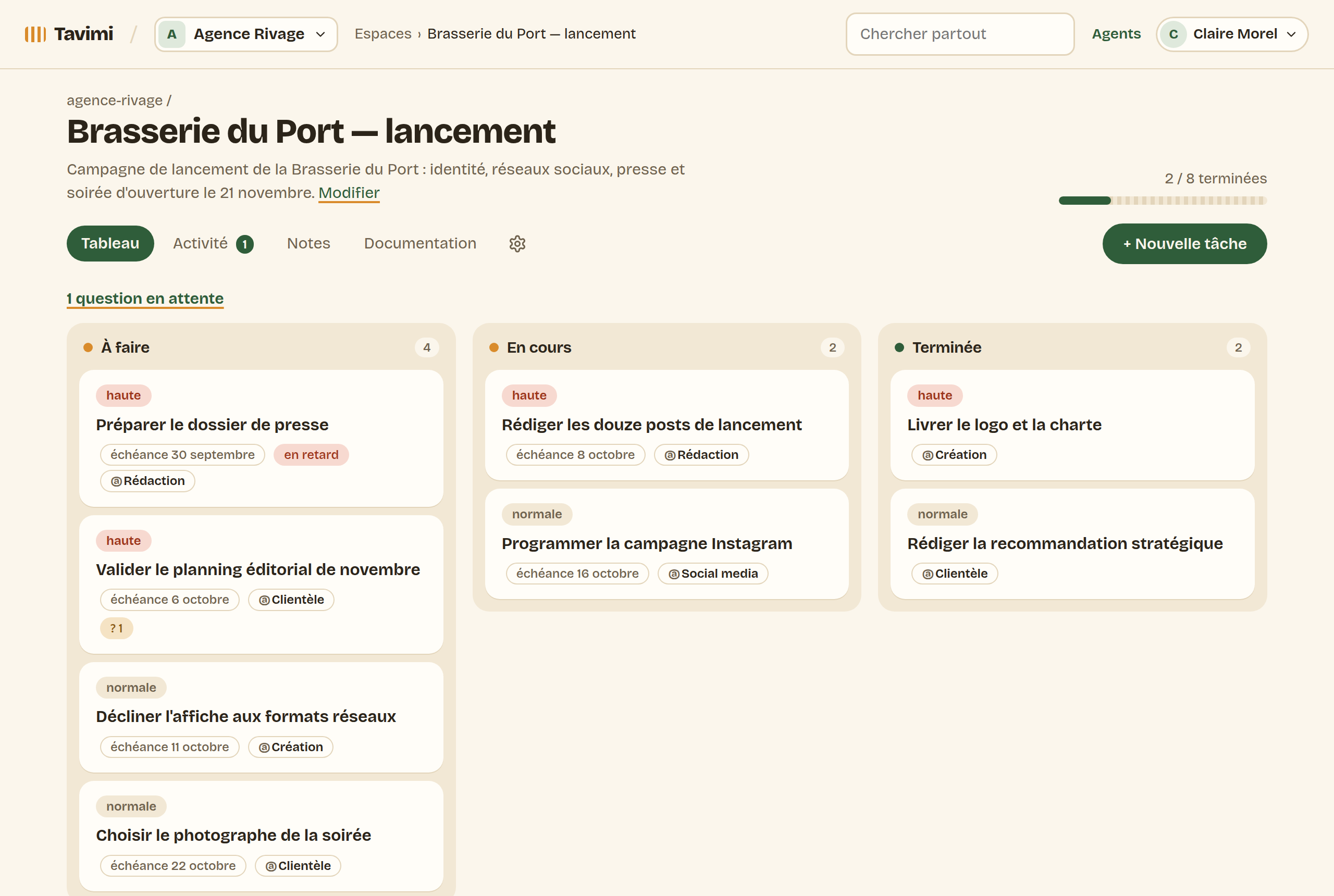 Le tableau d'un espace Tavimi, « Brasserie du Port — lancement » : les tâches d'une campagne en trois colonnes, avec priorité, échéance et poste responsable (clientèle, création, rédaction, social media).
